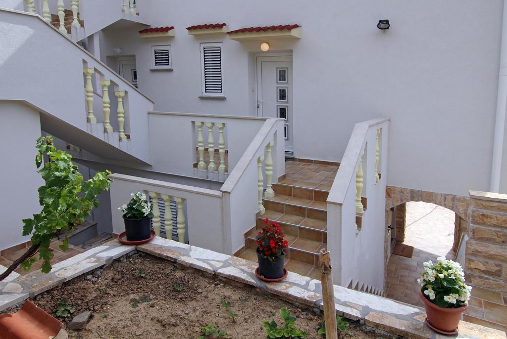 Apartments Madona Pag Town Bagian luar foto