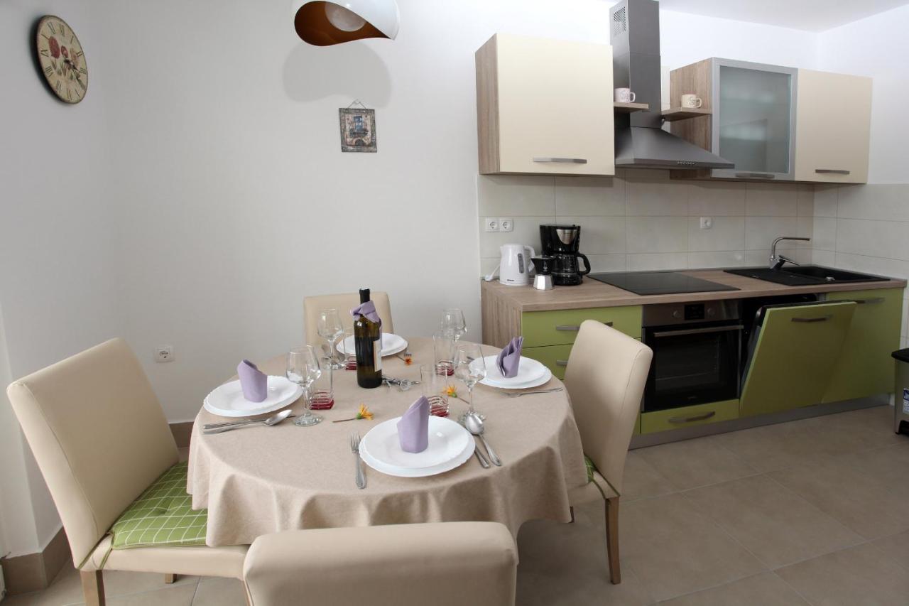 Apartments Madona Pag Town Bagian luar foto