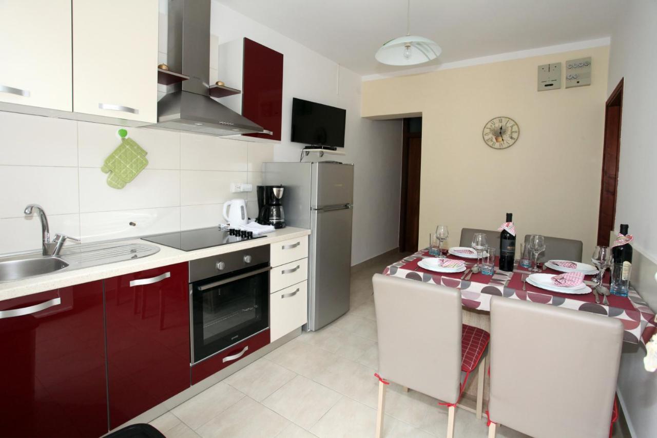 Apartments Madona Pag Town Bagian luar foto