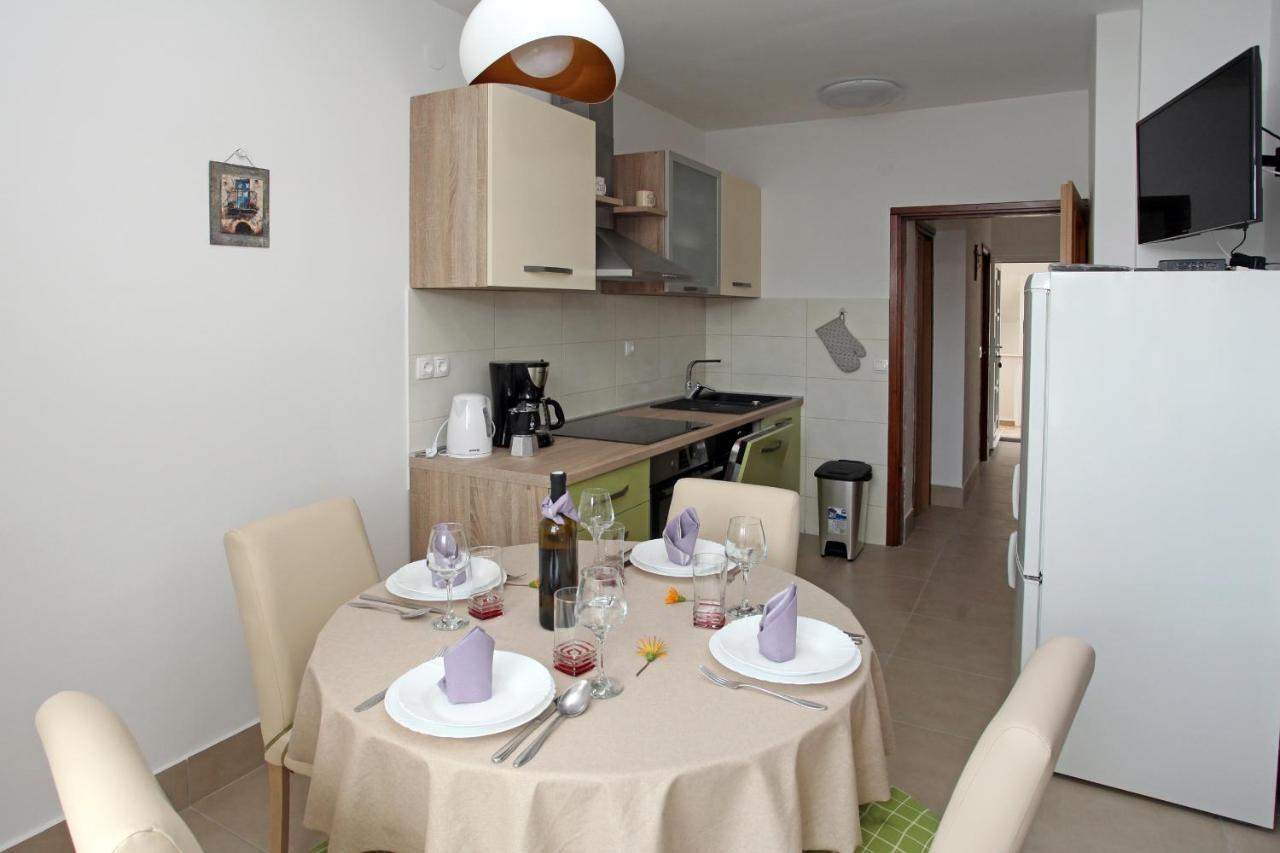 Apartments Madona Pag Town Bagian luar foto